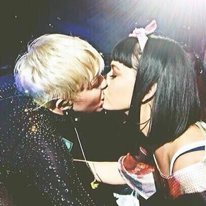 Miley Cyrus Kissing Porn - Miley Cyrus kisses Katy Perry picture at Bangerz tour - Mirror Online