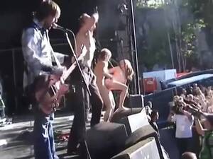 fucking live on stage - Band members fuck on stage infront of big crowd - ThisVid.com
