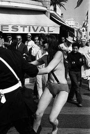 belgium topless beach - A topless woman being arrested by policemen at the Cannes Film Festival,  France, May 24th, 1965. [688 x 1024] : r/HistoryPorn