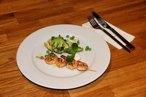 amai liu is - Marinierte GarnelenspieÃŸe auf Gurken-Erbsen-FetakÃ¤se-Salat | Yuu'n Mee