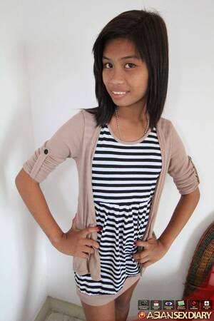 cameltoe asian girls - 19 year old Asian girl exposes her camel toe pussy for the first time -  PornPics.com