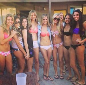 college bikini group - Group shot Foto Porno - EPORNER