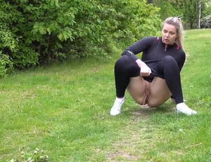 Milf Peeing Porn - Hot MILF Peeing In Park | xHamster