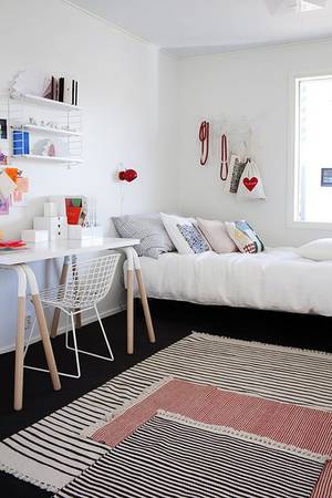 guest bedroom - Cute layered rugs interiors-porn: via susanna vento - The Interiors Addict