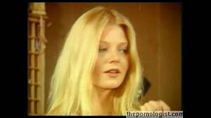 hot lesbian threesome movie - Hot lesbian threesome with in retro porn movie - XVIDEOS.COM