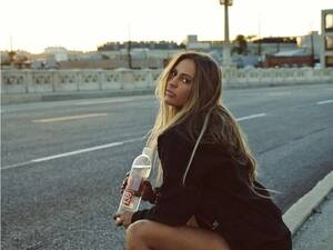 Charlie Riina Porn - Pecatur Cantik Polandia Umbar Keseksian di Pantai - Bola Liputan6.com