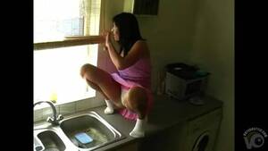 Girl Pissing Sink Porn - Peeing in sink - video 2 - ThisVid.com