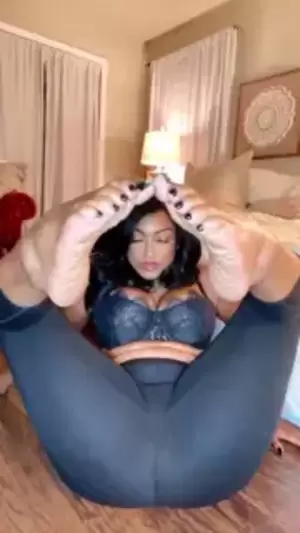 ebony milf feet porn - Beautiful ebony milf feet soles show | xHamster