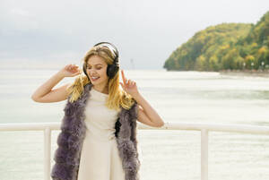 Jenny Mccarthy Blowjob Facial - How to Incorporate Fur in the Warmer Months | Morris Kaye Furs