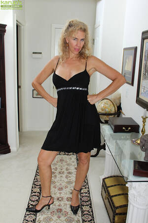 Hairy Mature Blonde Porn Star - Older blonde amateur Cally Jo modeling naked after removing clothes -  PornPics.com