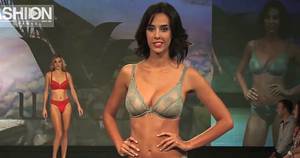 Lingerie Model Walking - Lingerie model steals limelight in catwalk show with \