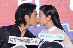 Li Bingbing Porn - Japanese Porn Star Syunka Ayami Left Poses Chinese Fan Fan â€“ Stock  Editorial Photo Â© ChinaImages #238312908