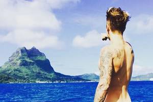fat justin bieber nude ass - Justin Bieber's Naked Butt Instagram Goes Viral, Gets Miley Cyrus Thumbs Up  (Photos)