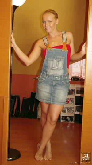 kathia nobili hot legs and feet - 