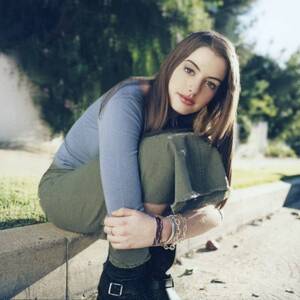 anne hathaway upskirt no panties - Anne Hathaway Inadvertently Exposed A Sad Reality For Girls Everywhere