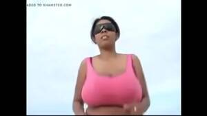 huge tits jogger - latina with big boobs jogging - XVIDEOS.COM