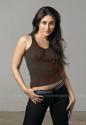 bollywood mini skirt malfunction - Bollywood Actresses Who Faced Wardrobe Malfunction ... Bollywood actresses  are known for their fashion and well appreciated dresses but they are human  also.