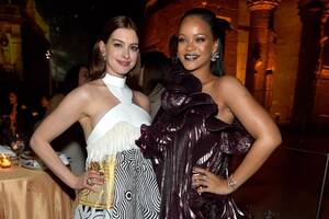 anne hathaway anal sex - Rihanna told Anne Hathaway: 'You've got an ass like me!' | Page Six