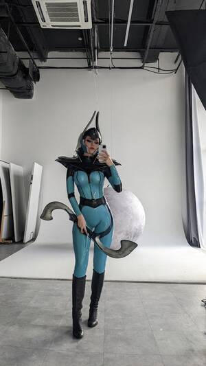 Dota 2 Luna Porn - My latex Luna cosplay (backstage from shooting with glowing moon!) : r/DotA2