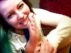 emo girl toe sucking - Emo girl self-sucking her feet | xHamster
