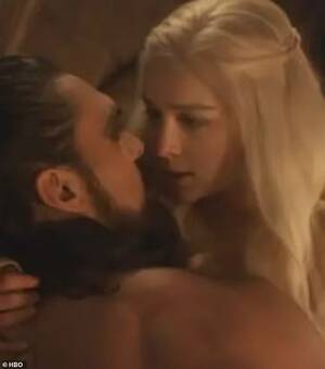 emilia clarke game of thrones - Emilia Clarke says she didn't know about the sex scenes with Jason Momoa on  Game of Thrones | Daily Mail Online