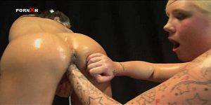 fisting oiled pussy - Oiled Pussy and Lesbian Fisting with Mandy Cinn