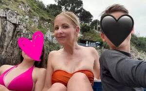Cuoco Fucking Kaley Sarah Michelle Gellar - Sarah Michelle Gellar risks wardrobe malfunction in microscopic strapless  bikini - Daily Star