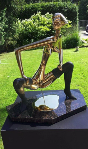 Ariana Grande Peeing Porn - Fuk the HOA... The Gold Pissing Statue stays!!! : r/ATBGE