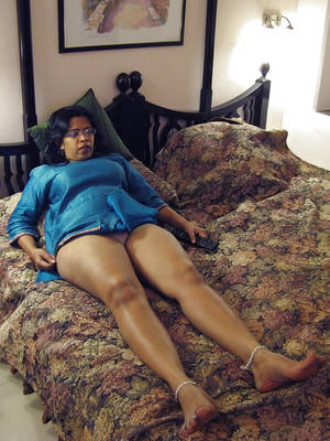 curvey mature indian wemon nude - Mature Indian Wife Naked Shower