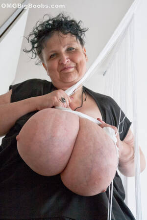 Mature Curly Brunette Porn - Curly brunette mature playing with her - Golden BBW - Picture 15