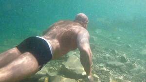Diving Bear Porn - Beefy bears diving barefaced underwater - ThisVid.com