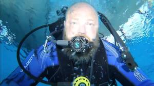 Diving Bear Porn - Scubadiver bear barefaced underwater - ThisVid.com
