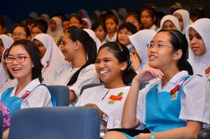 Malaysian Schoolgirl Porn - New Malaysian Government Failing to Include 30 per cent of Women in New  Cabinet