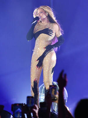Hot Beyonce Knowles Porn - Beyonce's Best Outfits On Stage: Her Sexiest Tour Fashions â€“ Hollywood Life