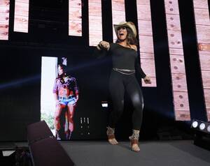 Mickie James Sexy Movie - Mickie James's Feet << wikiFeet