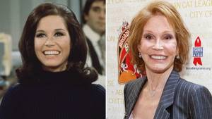 Mary Tyler Moore Show Porn - PHOTO: Mary Tyler Moore as Mary Richards smiles broadly as she sits at a  desk