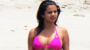 Beach Selena Gomez - Selena Gomez Flashes Bikini Bod in a Hot Pink Two-Piece in Mexico |  Entertainment Tonight