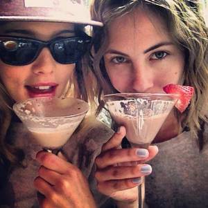 Arrow Thea Queen Naked Porn - Emily Bett-Rickards (Felicity Smoak) and Willa Holland (Thea Queen) behind  the scenes of Arrow