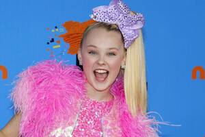 Jojo Siwa Naked Xxx - JoJo Siwa Realized She Was Gay After a First Date Tried to Have Sex - PAPER  Magazine