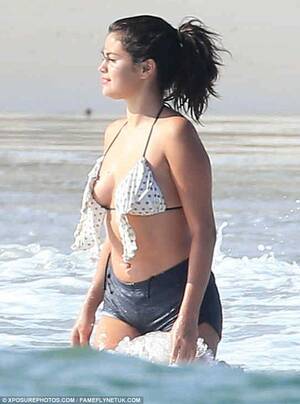 Beach Selena Gomez - Selena Gomez shows off her new curves in skimpy frilled bikini top | Daily  Mail Online