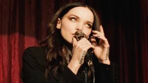 Dove Cameron Lesbian - Dove Cameron Steals The Show In New Music Video For Diplo's 'Use Me'