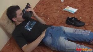 Gay Shoes Porn - Gay dude sniffing shoe while tugging - XVIDEOS.COM