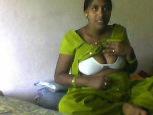 Maid Desi Sex - Desi maid ne apna frock upar kar ke bra dikhai