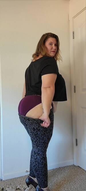 Amateur Milf Sex Girl - Amateur MILF Undressing Porn Pics & MILF Sex Photos - IdealMilf.com