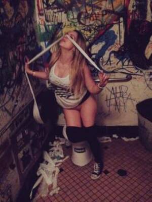 Bathroom Graffiti Porn - Bathroom Graffiti Porn Photo Pics