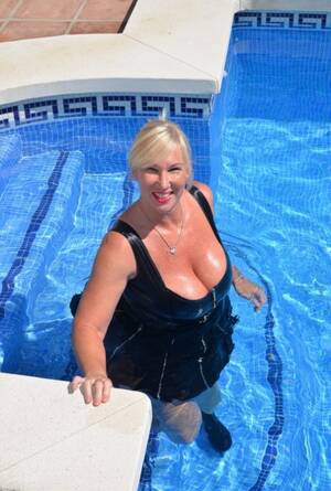 Mature Swimming Porn - Mature Swim Porn Pics & Naked Photos - SexyGirlsPics.com