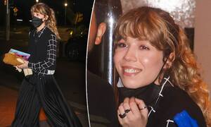 jennette mccurdy real lesbian porn - Former iCarly star Jennette McCurdy arrives back at Sydney hotel | Daily  Mail Online