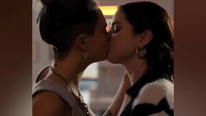Lesbian Porno Selena Gomez - Only Murders in Building viewers divided about Cara Delevingne and Selena  Gomez's kiss | indy100
