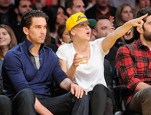 Kaley Cuoco Ass Fucking - Kaley Cuoco Flashes Huge Wedding Ring With Stone-Faced Husband Ryan  Sweeting at Lakers Game: ohnotheydidnt â€” LiveJournal