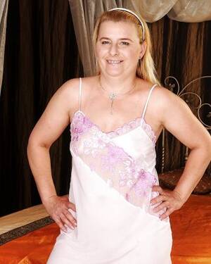 chubby mom tits ass - Chubby mom is posing naked to show her tits and a big butt Porn Pictures,  XXX Photos, Sex Images #2660181 - PICTOA